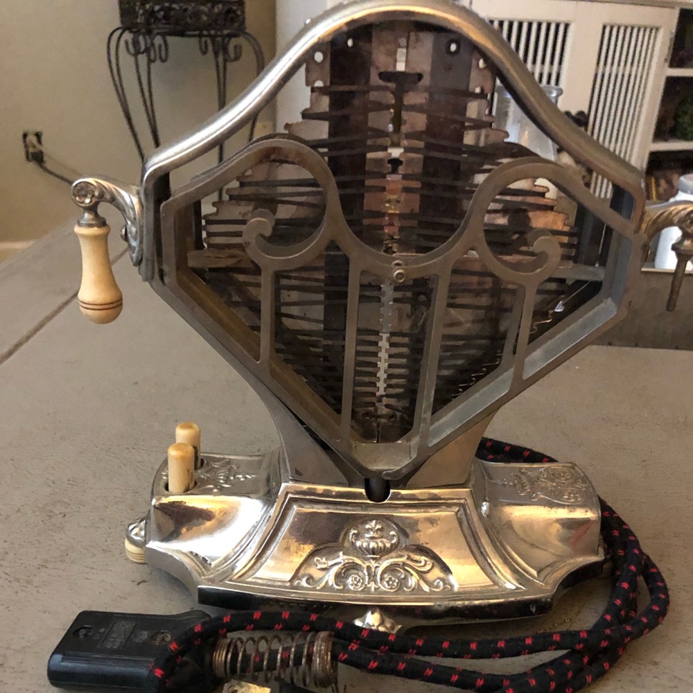 Antique 1920'S Art Deco Universal "Sweetheart" Push Button Toaster.